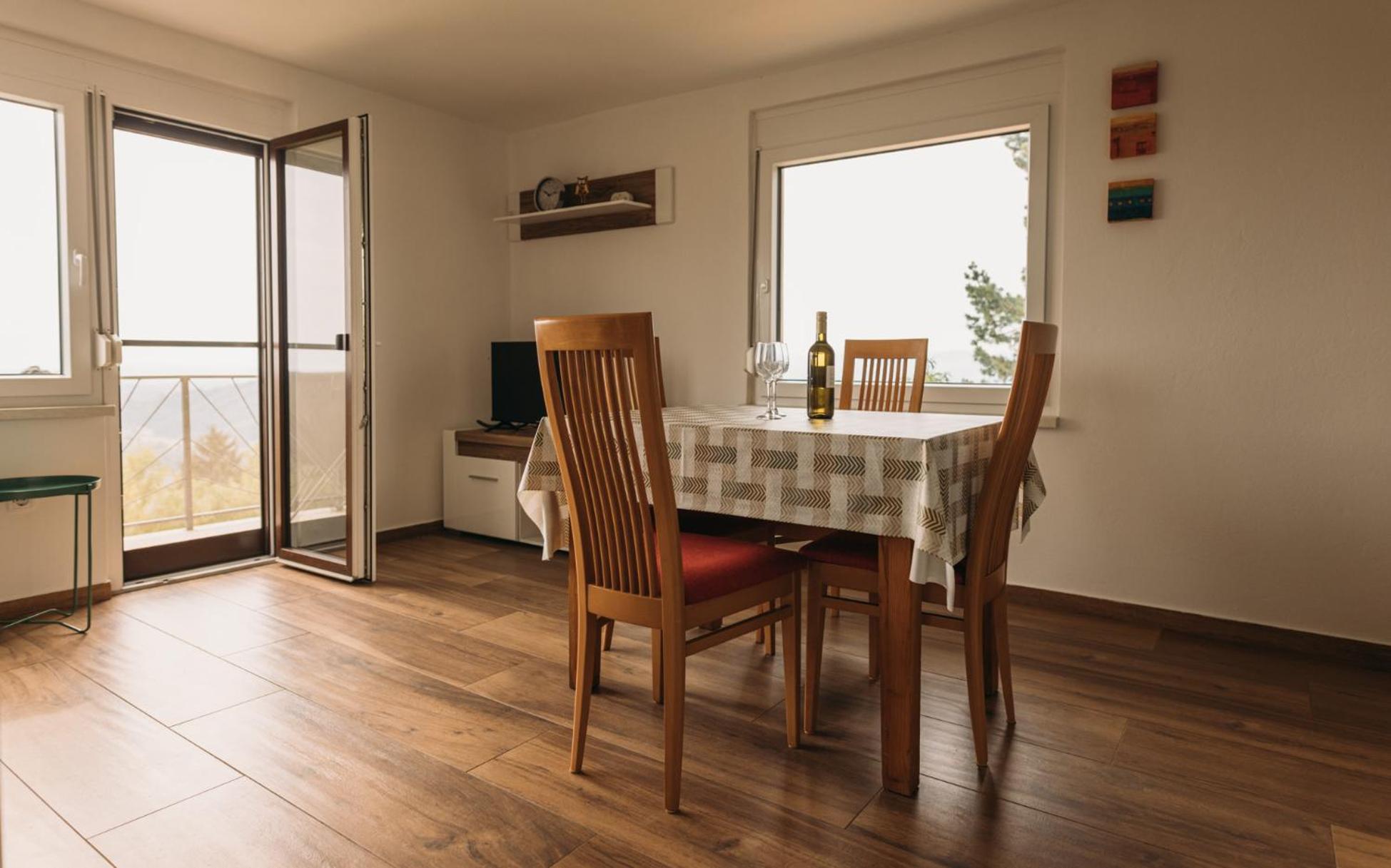 Apartma Hisa Na Ravnah With Hot Tub Pisece Bagian luar foto
